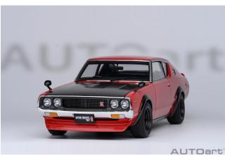 NISSAN SKYLINE 2000 GT-R (KPGC110) TUNED VERSION „CARBON BLACK BONNET“ rot AUTOart 1:18 Composite